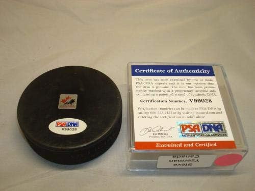 Steve Yzerman assinou a equipe Canadá Hockey Puck autografado PSA/DNA COA 1B - Pucks de NHL autografados