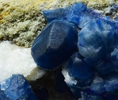 2385 gramas de cristais de afeganita fluorescente raros com escapolito wernerite na matriz