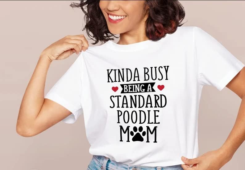 Engraçado meio ocupado sendo uma camisa padrão da mãe Poodle, presente de camisa do amante do poodle para mamãe