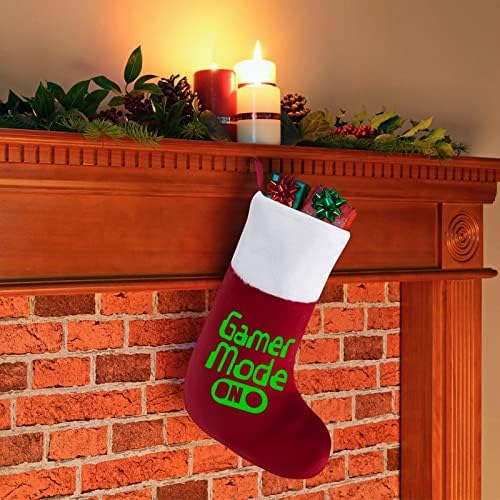 Modo de jogador em meias de meia pendurado no Natal para a decoração da casa de férias da árvore de Natal