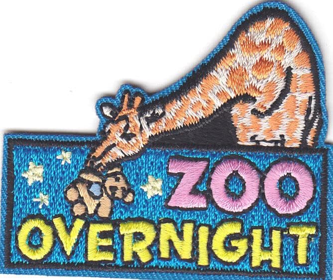 Zoológico durante a noite de ferro na selva de animais de remendo