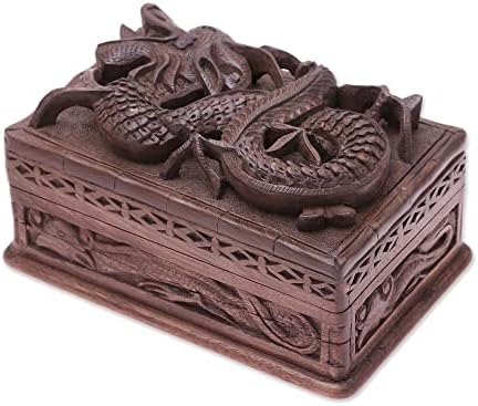 Caixa de jóias de Walnut Novica Lucky Dragon Wood Hand esculpida da Índia 3,9in H x 7,75in W x 5,25in D Brown